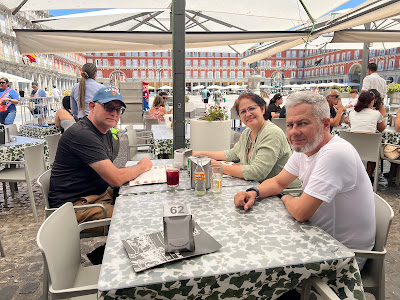 Los escritores Rafael Vilches y Ana Rosa Díaz en compañía del periodista Carlos Manuel Pérez, en Plaza Mayor, en Madrid.