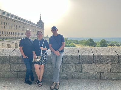 Los escritores Ana Rosa Díaz y Rafael Vilches junto al periodista Carlos Manuel Pérez, en El Escorial, España.