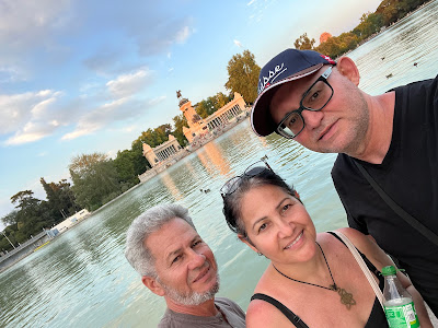 El periodista Carlos Manuel Pérez Ávalos junto a los escritores Rafael Vilches y Ana Rosa Díaz. En el parque de El Retiro.