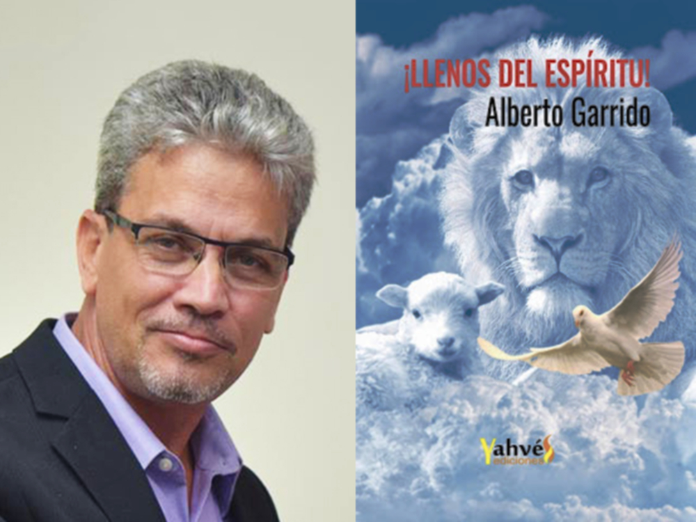 El escritor Alberto Garrido y la cubierta de su libro " ¡Llenos del espíritu! (Ilíada Ediciones, 2023).