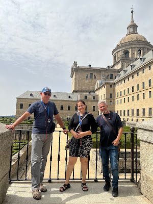 El periodista Carlos Manuel Pérez y los escritores Rafael Vilches y Ana Rosa Díaz en El Escorial.