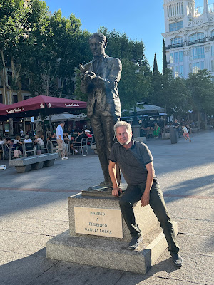 Rafael Vilches junto a una estatua de Federico García Lorca, en Madrid.