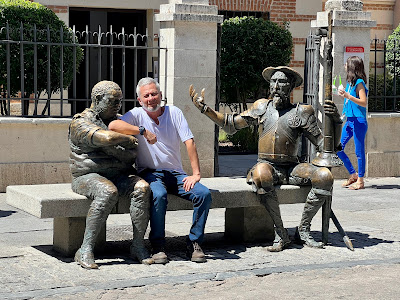 Rafael Vilches en Alcalá de Henares posa junto a las estatuas de Sancho y Don Quijote.