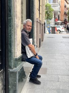 Rafael Vilches en una calle de Madrid.