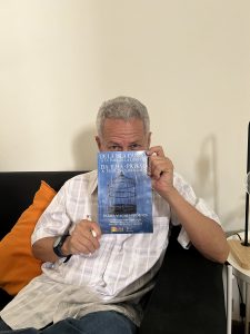 Rafael Vilches muestra su libro "De la isla cárcel a la flor de la libertad".