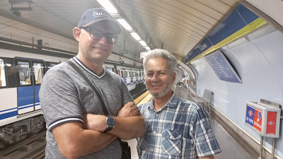 El escritor Rafael Vilches y el periodista Carlos Manuel Pérez Ávalos. En el metro de Madrid.