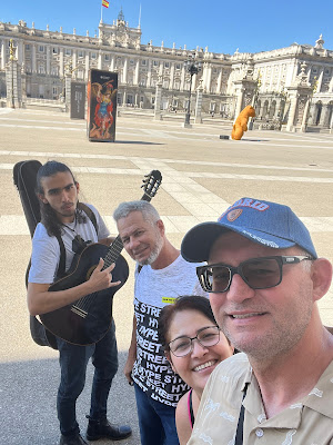 El poeta y trovador Ray Nelson Pons, los escritores Rafael Vilches y Aana Rosa Díaz en compañía del periodista Carlos manuel Pérez Ávalos.