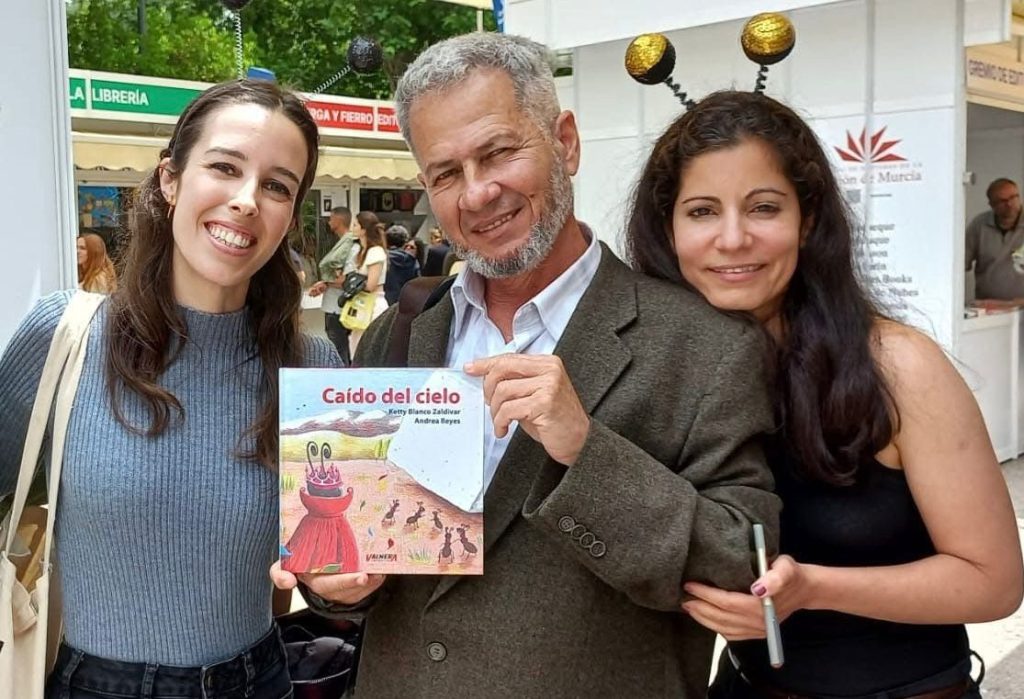 Los escritores Ketty Blanco, Andrea Reyes y Rafael Vilches Proenza en la presentación del libro "Caído del cielo", de ambas autoras, Ketty en el texto y Andrea en la ilustración. En la feria del libro de Madrid.