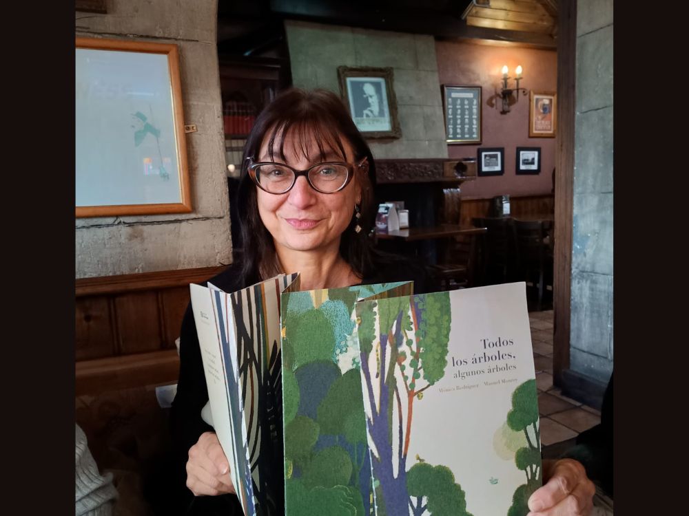 La escritora española Mónica Rodríguez con su libro "Todos los árboles, algunos árboles".