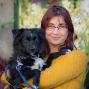 La escritora Mónica Rodríguez con su mascota